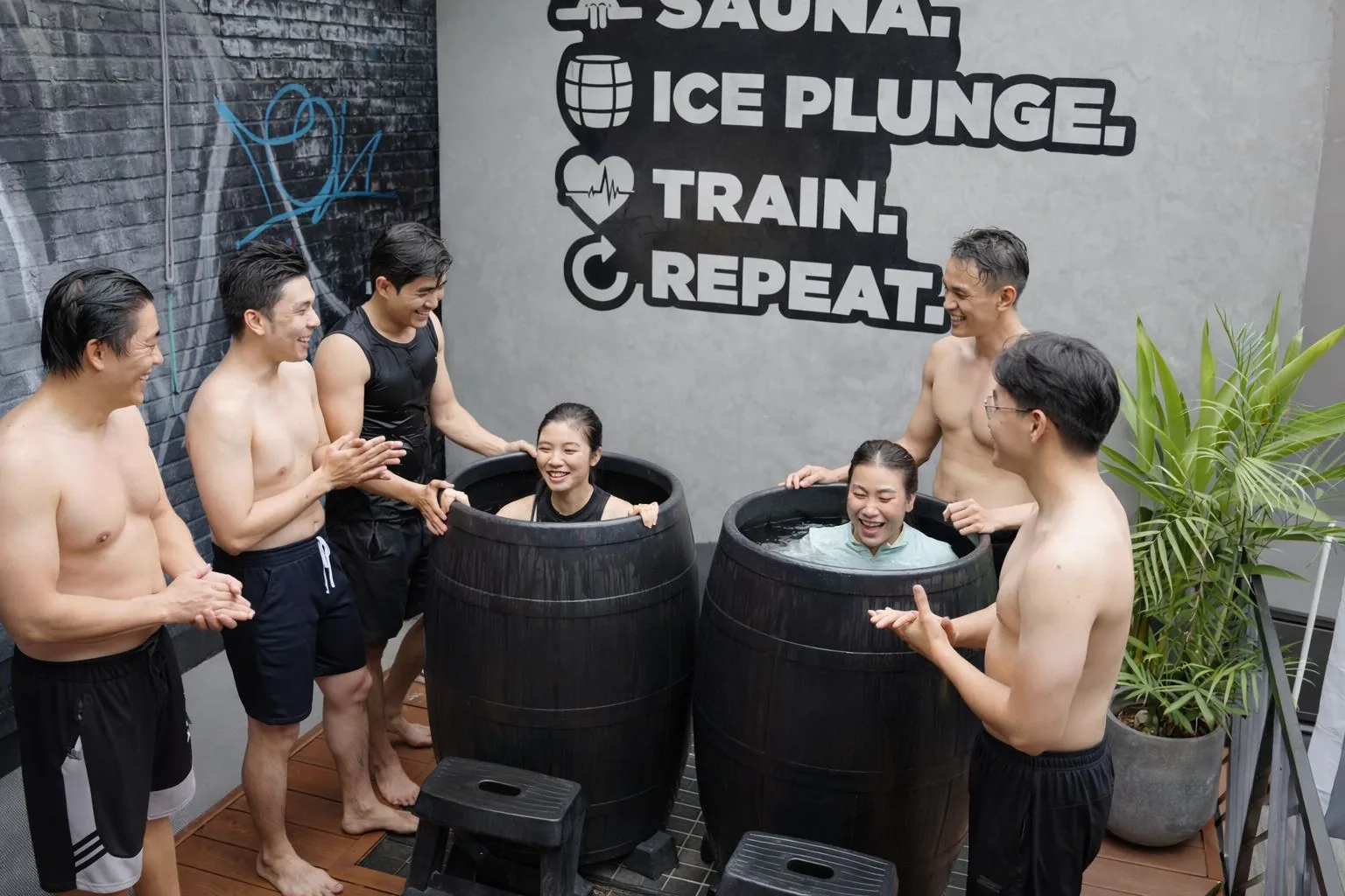 Wellness floor: ice barrels, hot bath, pool